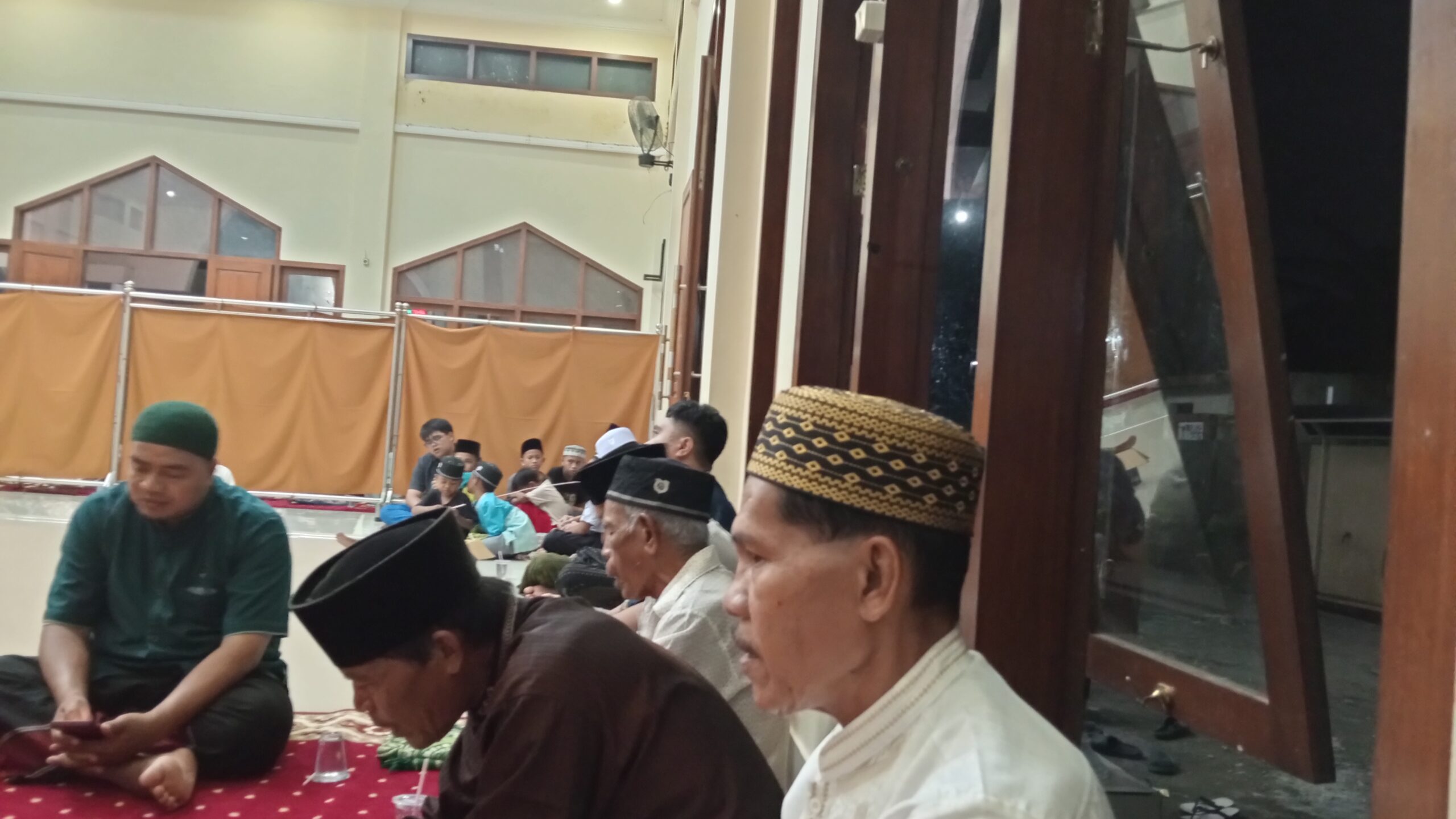 Penuh Berkah! Warga Monjok Ramaikan Malam Nisfu Sya’ban dengan Yasinan di Masjid Al-Mujtahidin, Apa Hukumnya?