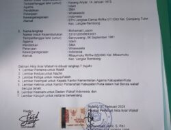 Penyerahan dokumen Ikrar Wakaf Dari Kasie bimais Kemenag Manggarai (Abdullah S.Pdi) kepada Ketu yayasan Sepakat Bersama (bapa Gunawan).
