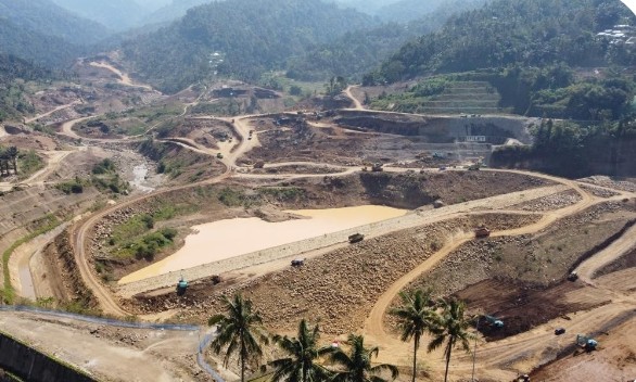 Berada di Desa Bukit Tinggi, Kecamatan Lingsar, Kabupaten Lombok Barat, Nusa Teggara Barat, bendungan dengan kapasitas daya tampung maksimal mencapai 12,18 juta M3