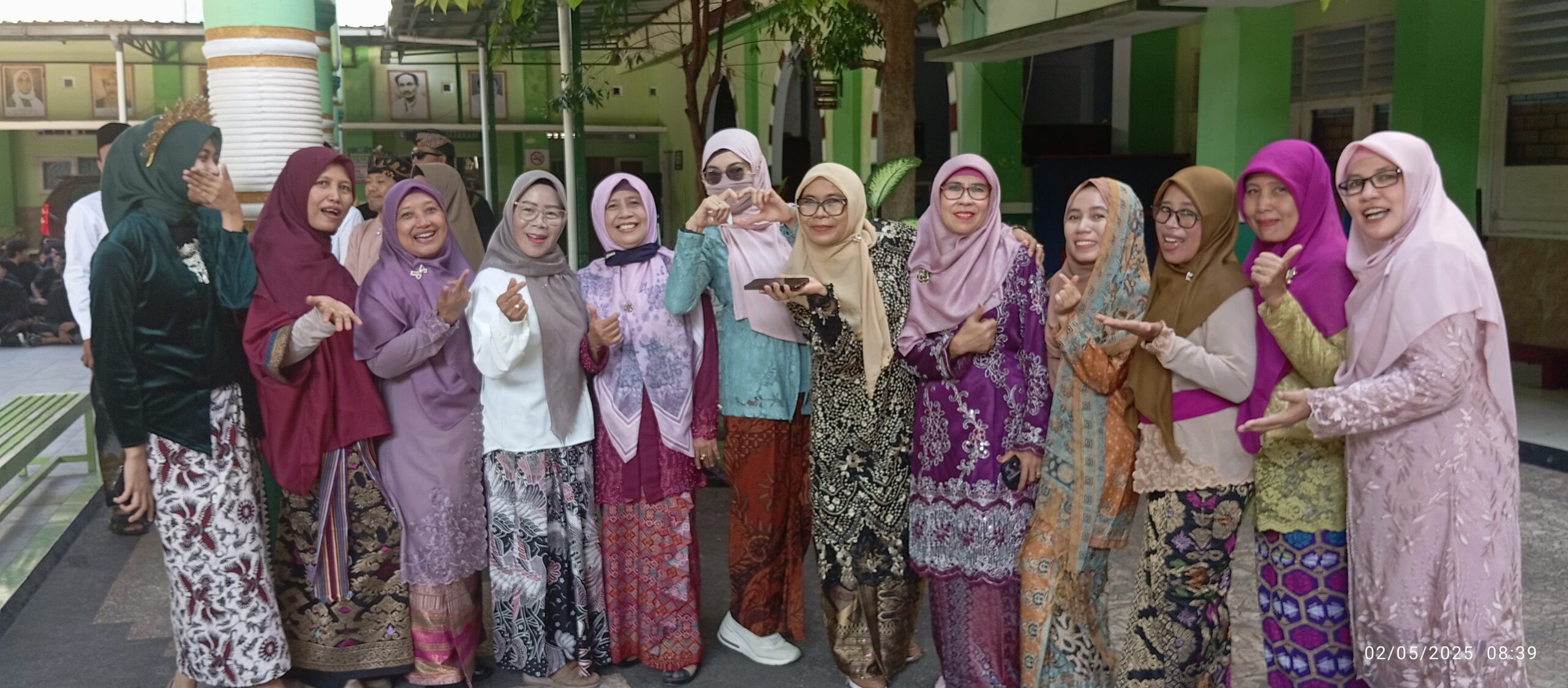 Semarak peringatan Hari Pendidikan Nasional (HARDIKNAS) 2 Mei 2025 kemarin terasa istimewa di MAN 1 Mataram. Dalam lomba pakaian adat Nusantara yang digelar antar siswa dan guru, di MAN