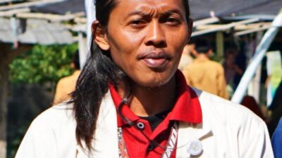 Liputanntb.com - Mataram – Mahasiswa Program Studi Seni Drama, Tari, dan Musik (Sendratasik) Universitas Nahdlatul Ulama (UNU) NTB, Akmal, yang juga merupakan anggota Komite Seni Budaya Nusantara (KSBN) NTB, menyampaikan harapannya terhadap keberpihakan pemerintah provinsi yang baru terhadap kemajuan seni dan budaya di Nusa Tenggara Barat (NTB). Menurut Akmal, adanya Gubernur NTB yang baru membuka komunikasi segar antara pelaku seni dan pemangku kebijakan. Ia menekankan pentingnya mengoptimalkan fungsi Taman Budaya NTB sebagai ruang ekspresi terbuka bagi seniman lokal, terutama di tengah belum hadirnya kampus seni murni atau Institut Seni Budaya Indonesia (ISBI) di NTB. "Selama ini, kampus seni murni belum ada di NTB. Taman Budaya menjadi satu-satunya ruang ekspresi yang bisa diakses teman-teman seniman. Kita harapkan perhatian gubernur baru bisa menjadikan ini sebagai prioritas," ujar Akmal. Lebih lanjut, Akmal mengingatkan bahwa NTB sejatinya sudah memiliki regulasi yang mendukung kemajuan kebudayaan, baik berupa Peraturan Daerah maupun Undang-Undang Nomor 5 Tahun 2017 tentang Pemajuan Kebudayaan. Namun, menurutnya, masih minim sosialisasi kepada pelaku seni dan budaya lokal. "Banyak pelaku seni dan tradisi kita tidak tahu bagaimana mengakses kebijakan yang tersedia. Padahal, sejak 2018 regulasi sudah ada. Tapi kalau tidak disosialisasikan, dampaknya akan tetap minim," tegasnya. Akmal berharap pemerintah daerah dapat lebih aktif melakukan pendampingan dan membuka ruang diskusi antara pemerintah, akademisi, dan pelaku seni budaya NTB, sehingga potensi seni tradisional maupun kontemporer dapat berkembang secara akademis dan kultural.