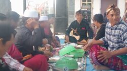 Di tengah gambar tampak Pak Kepala Dusun Toro, Desa Penujak, duduk bersama warga dalam suasana hangat tradisi begawe. Momen ini mencerminkan semangat gotong royong dan kebersamaan yang menjadi warisan budaya suku Sasak, serta menjadi bagian dari pendidikan sosial yang hidup di tengah masyarakat.
