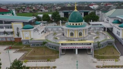 Tampak dari udara gedung utama Universitas Islam Negeri (UIN) Mataram, Nusa Tenggara Barat. Bangunan bergaya arsitektur Islam modern ini menjadi pusat kegiatan akademik dan administratif kampus.