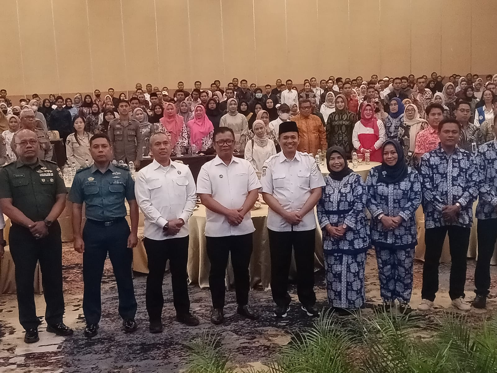 Liputanntb.com - Mataram, 6 Agustus 2025. Pemerintah Provinsi Nusa Tenggara Barat (NTB) bersama Dewan Pengurus Daerah (DPD) Asosiasi Pengusaha Jasaboga Indonesia NTB menyelenggarakan kegiatan Sosialisasi dan Monitoring Program Makan Bergizi Gratis (MBG), sebagai langkah nyata untuk mencetak generasi NTB yang sehat, cerdas, dan berdaya saing. Bertempat di Ballroom Hotel Lombok Raya, kegiatan ini menghadirkan berbagai elemen strategis, di antaranya pejabat dari Badan Gizi Nasional, unsur TNI-Polri, para kepala daerah, pelaku usaha jasa boga, hingga petugas SPPG (Satuan Pelayanan Pemenuhan Gizi) dari seluruh kabupaten/kota se-NTB. Gubernur NTB Dr. H. Lalu Muhammad Iqbal, melalui sambutan yang dibacakan oleh Staf Ahli Bidang Sosial Kemasyarakatan, Dr. H. Ahsanul Khalik, menegaskan bahwa MBG bukan sekadar proyek teknis, melainkan sebuah gerakan moral yang bertujuan menyelamatkan masa depan bangsa melalui pemenuhan gizi anak-anak. “MBG bukan sekadar proyek. MBG adalah gerakan moral. Ini adalah ikhtiar luhur bersama agar masa depan anak-anak NTB dibentuk lewat gizi yang seimbang, dari piring-piring yang sehat, dan dari dapur-dapur yang ikhlas serta bertanggung jawab,” tegasnya. Dengan mengusung tema “Gizi Seimbang dari Bumi Gora, Wujudkan Anak NTB Cerdas dan Bergizi, Lewat Piring Sehat untuk Masa Depan Hebat”, program MBG diposisikan sebagai kelanjutan perjuangan bangsa. Jika dahulu kemerdekaan diperjuangkan dengan senjata, kini perjuangan itu diteruskan melalui sendok dan garpu, dengan menyajikan makanan bergizi, higienis, dan bermutu kepada anak-anak sekolah dasar. Dalam laporannya, disebutkan bahwa hingga awal Agustus 2025, dari total target 623 titik SPPG, sebanyak 66 titik telah beroperasi, 16 titik tambahan akan menyusul bulan ini, 33 titik masih dalam proses evaluasi, sementara 232 titik calon SPPG dari mitra masih menyiapkan infrastruktur, peralatan, dan SDM. “Kami menyampaikan apresiasi kepada seluruh pihak, khususnya kepada Badan Gizi Nasional atas perkembangan yang sangat membahagiakan ini. Ini menjadi bukti bahwa kita sedang bergerak bersama, memenuhi amanat sejarah, memberikan yang terbaik untuk anak-anak kita,” ujar Staf Ahli. Gubernur NTB juga berpesan kepada seluruh pelaksana program agar tidak hanya mengejar kuantitas, tetapi juga menjaga kualitas makanan yang disajikan. Setiap piring makanan, lanjutnya, membawa harapan seorang ibu, masa depan anak-anak, sekaligus menjadi cerminan martabat bangsa. Lebih lanjut, Pemprov NTB mengajak seluruh pemangku kepentingan, baik pemerintah kabupaten/kota, TNI-Polri, pelaku usaha, maupun media, untuk bersinergi menjaga kelancaran distribusi pangan, stabilitas harga bahan pokok, dan memastikan program ini tidak membebani fiskal maupun sosial. “Mari kita sinergikan seluruh kekuatan. Karena ketika kita satu suara, satu langkah, dan satu tujuan, tidak ada mimpi yang terlalu besar, khususnya untuk NTB,” ujarnya penuh semangat. Menutup sambutannya, Gubernur mengucapkan terima kasih kepada Asosiasi Pengusaha Jasaboga Indonesia serta Badan Gizi Nasional atas inisiatif dan dukungan yang telah diberikan. “Kehadiran Bapak/Ibu semua memberi semangat baru bagi kami, bahwa MBG bukan mimpi kosong, tetapi cita-cita yang bisa kita wujudkan bersama. Mari dari Bumi Gora yang subur ini, kita kirimkan piring-piring sehat ke setiap meja makan anak-anak NTB,” pungkasnya. Acara sosialisasi ini turut dihadiri oleh Deputi Bidang Sistem dan Tata Kelola Badan Gizi Nasional, para kepala daerah, serta mitra pelaksana MBG dari berbagai wilayah di NTB. Sebagai informasi, Program MBG merupakan bagian dari Asta Cita Presiden Republik Indonesia, Prabowo Subianto, dalam rangka mewujudkan Indonesia Emas 2045. Salah satu pilar utamanya adalah memastikan anak-anak Indonesia tumbuh sehat sejak dalam kandungan, kuat secara fisik, dan cerdas dalam menyongsong masa depan.